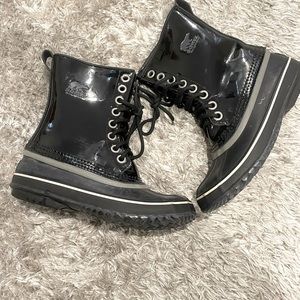 Sorel Black Shiny snow boots 6 women